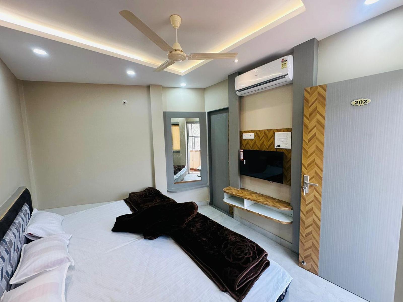 Hotel Om Shree Palace , Near Railway Station And Mahakal Lok Ujjain Exterior foto
