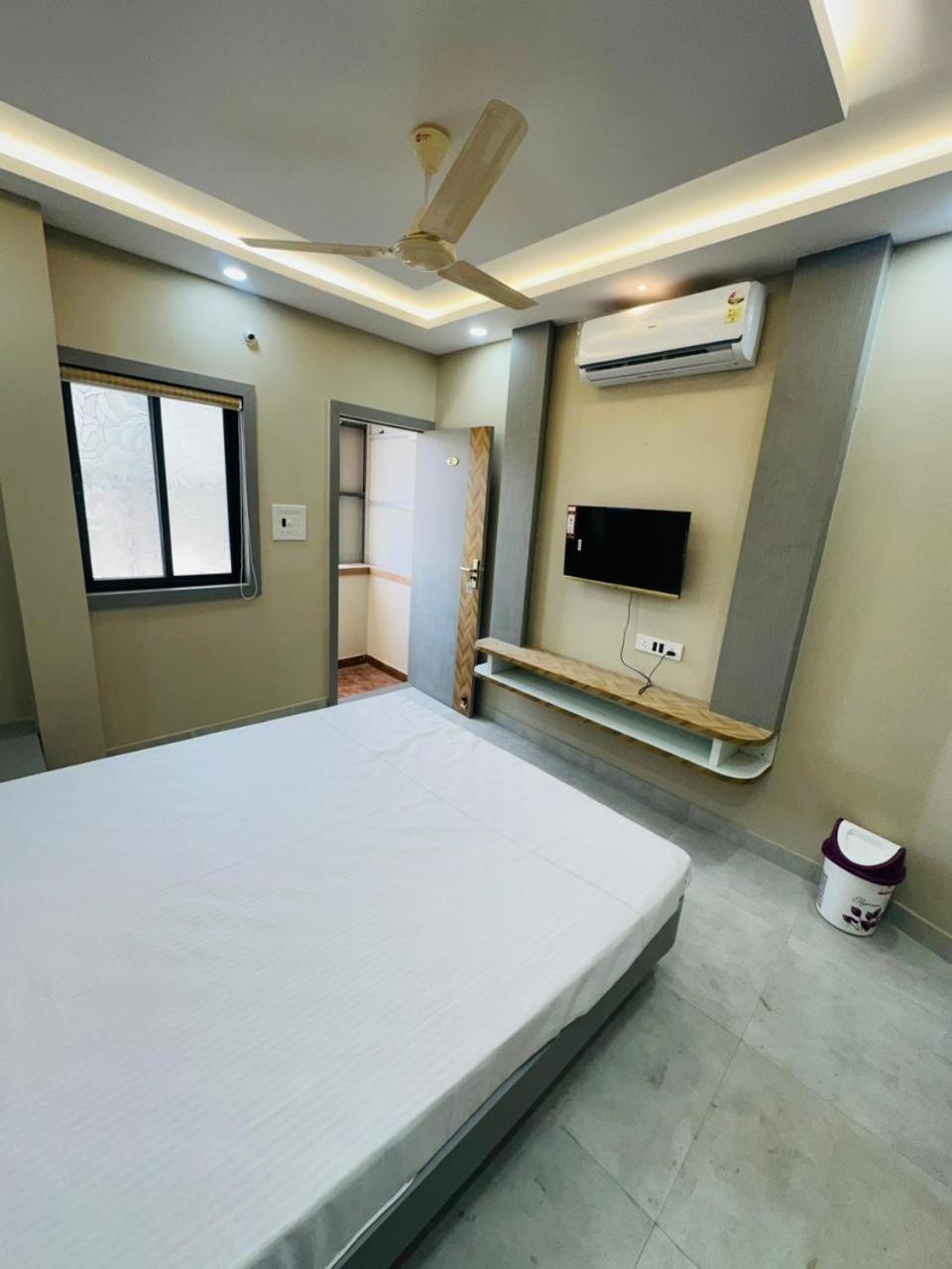 Hotel Om Shree Palace , Near Railway Station And Mahakal Lok Ujjain Exterior foto